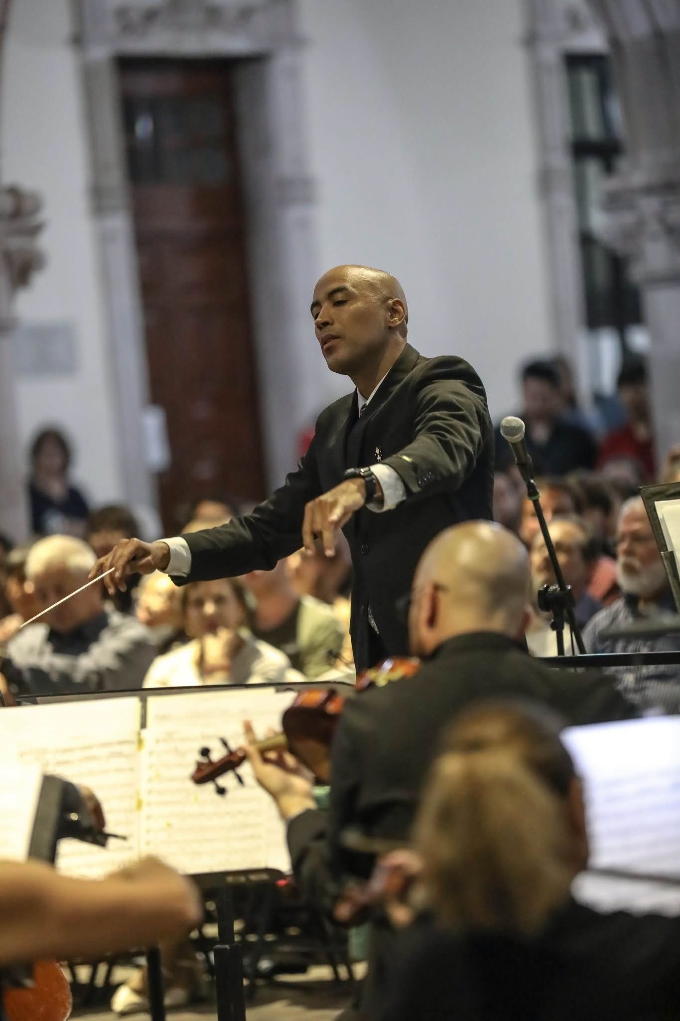 Anderson Rodrigues dirigiendo en concierto